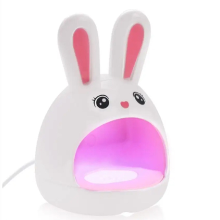 كيف يؤثر مصباح الأظافر على معايير العناية بالأظافر الاحترافية في جميع أنحاء العالم؟